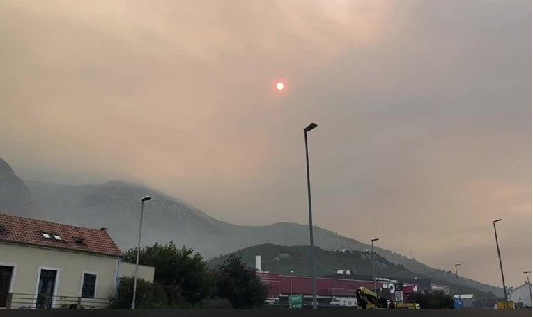 
Sunce od dima uopće ne prodire i izgleda kao da je jako oblačno, no to je sve dim