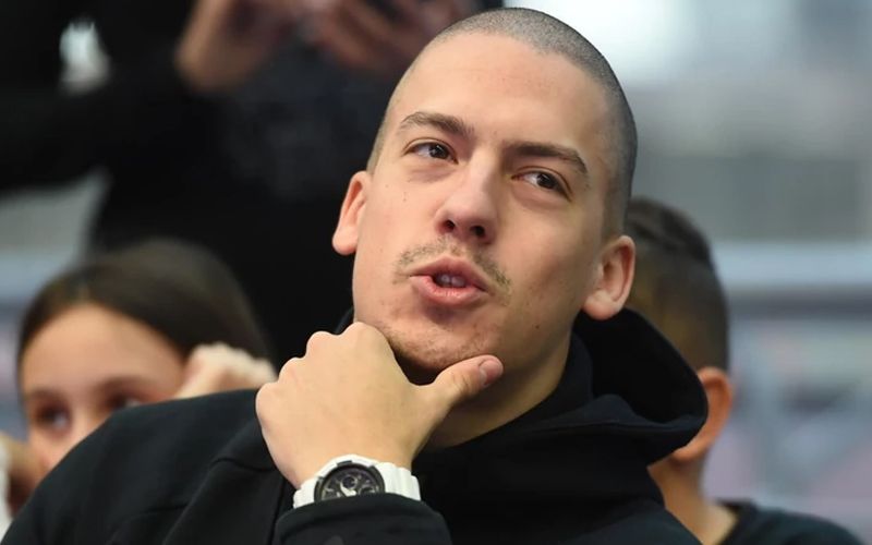 U live snimku se vidi kako neka osoba Baki Prasetu govori da je u UN-u proglašeno da su Srbi genocidan narod, a što nije tačno