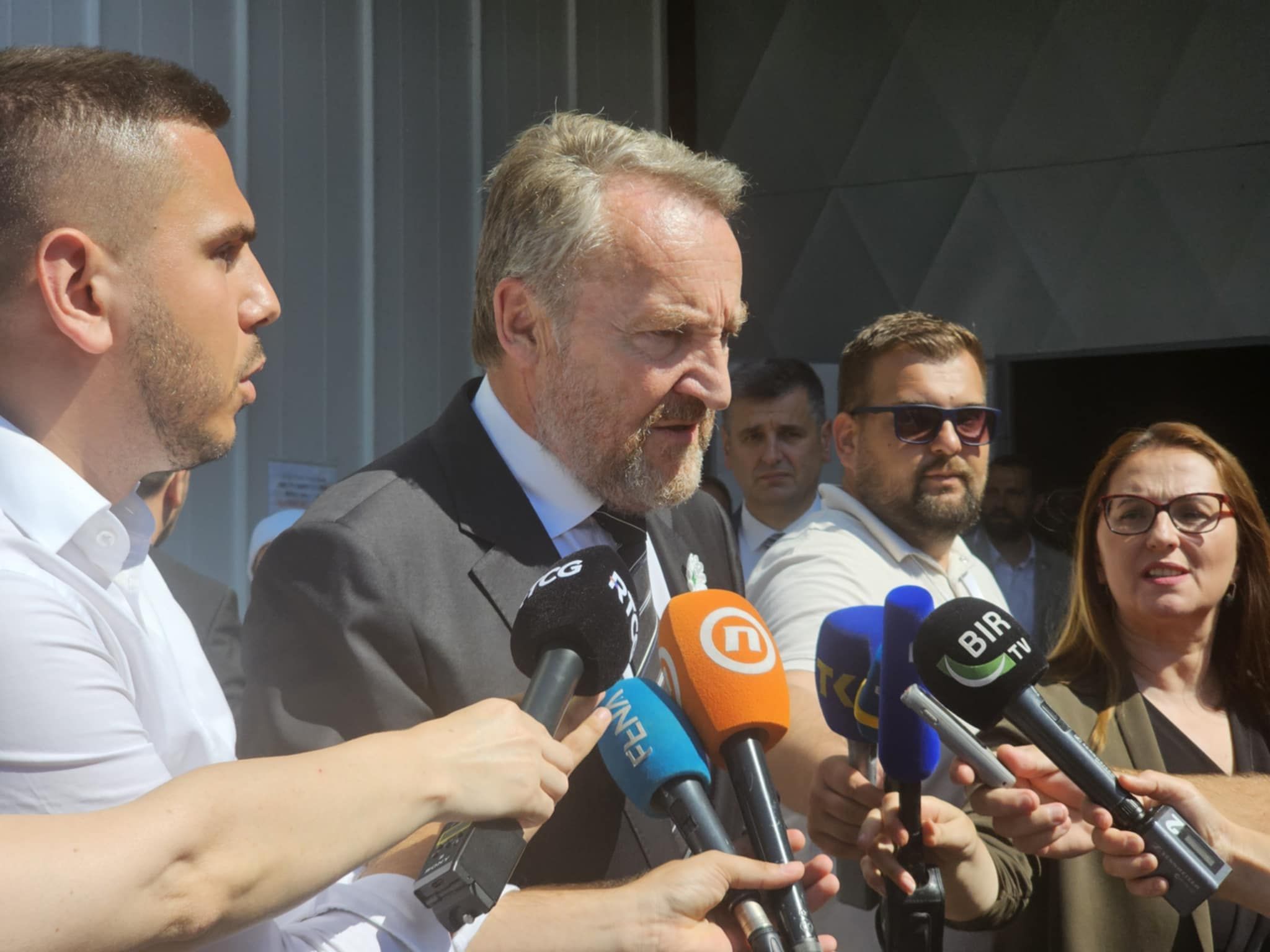 Posebno je teško ljudima u Srebrenici koji su pod vlašču onih koji negiraju genocid i koji su počinili genocid