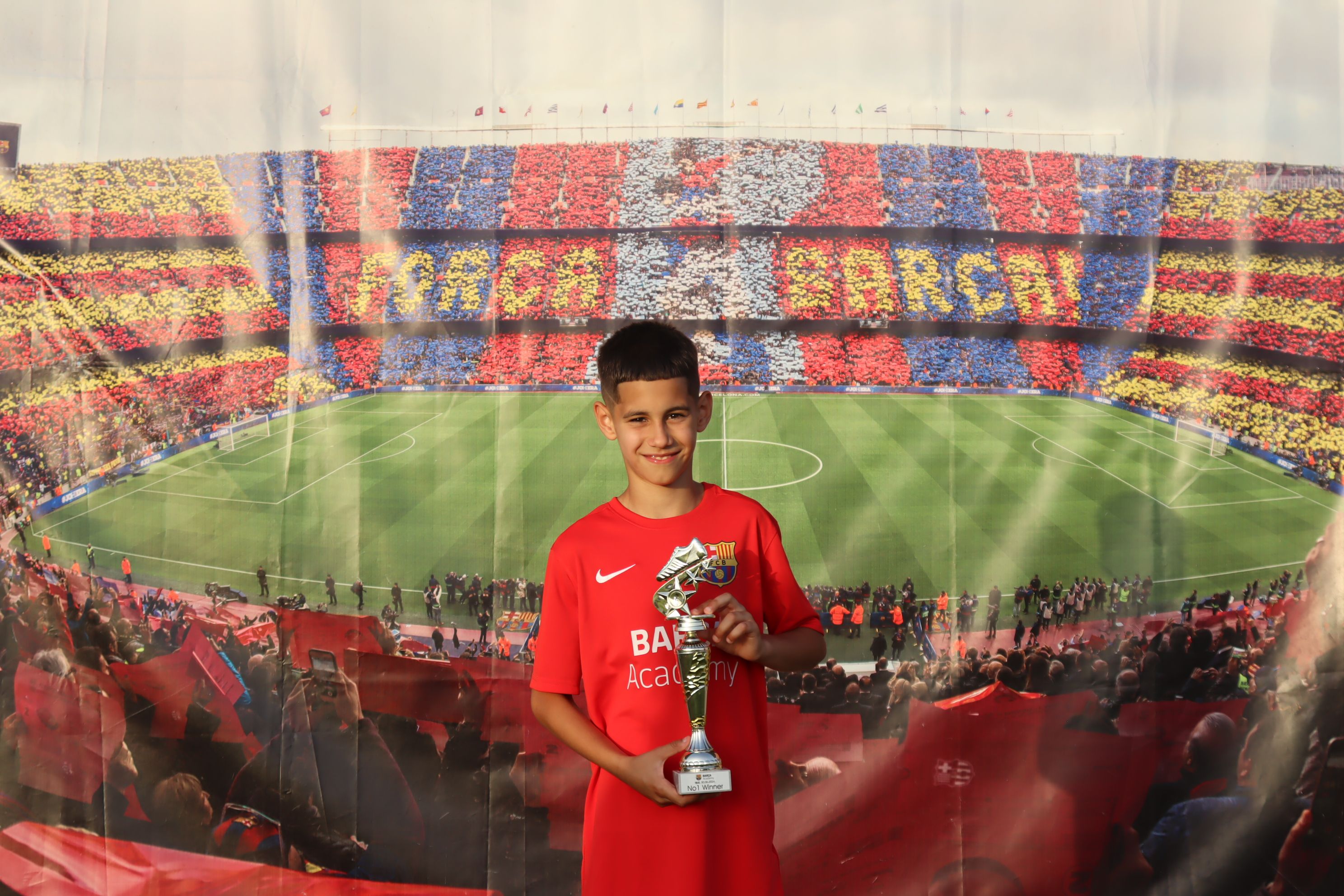 Glavnu nagradu sedam dana boravka u La Masiji, desetogodišnjem Amaru Hrustemoviću iz škole fudbala Young boys, uručio je vođa trenerskog tima iz Barcelone Ivan Morpeceles