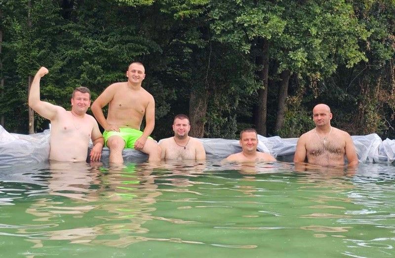 Semberci pronašli spas od žege: Napravili bazen od bala sijena usred polja
