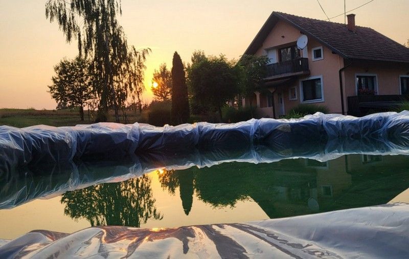 Semberci pronašli spas od žege: Napravili bazen od bala sijena usred polja