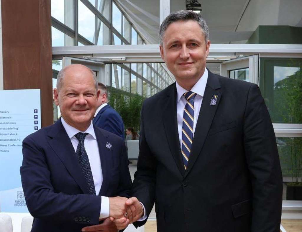 U saopćenju se navodi da je tokom razgovora kancelar Scholz potvrdio snažnu podršku nezavisnosti, suverenitetu i teritorijalnom integritetu BiH