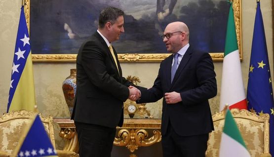 Tokom razgovora, predsjedavajući Bećirović i predsjednik Zastupničkog doma Fontana istakli su da su odnosi Bosne i Hercegovine i Italije vrlo dobri i prijateljski