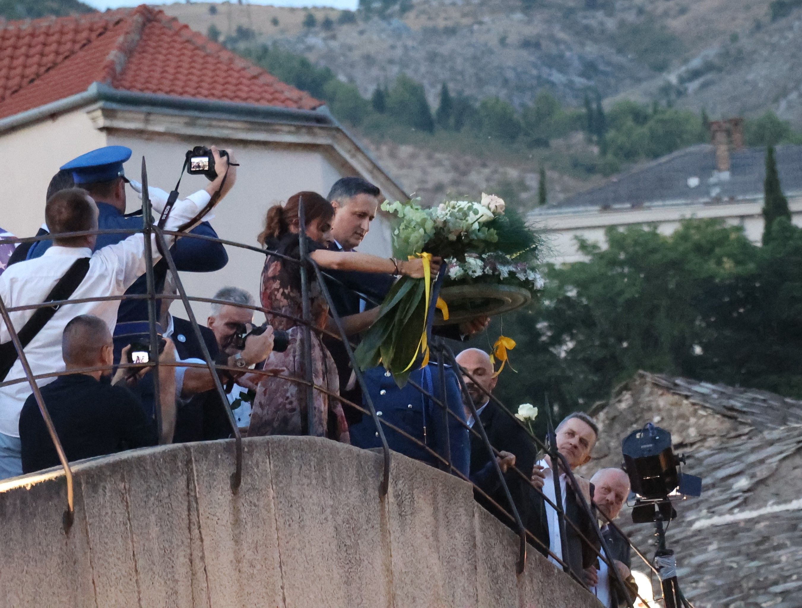 Uoči mirovne večere, koja se održava na terasi Centra za mir i multietničku saradnju Mostar, upriličen je performans 