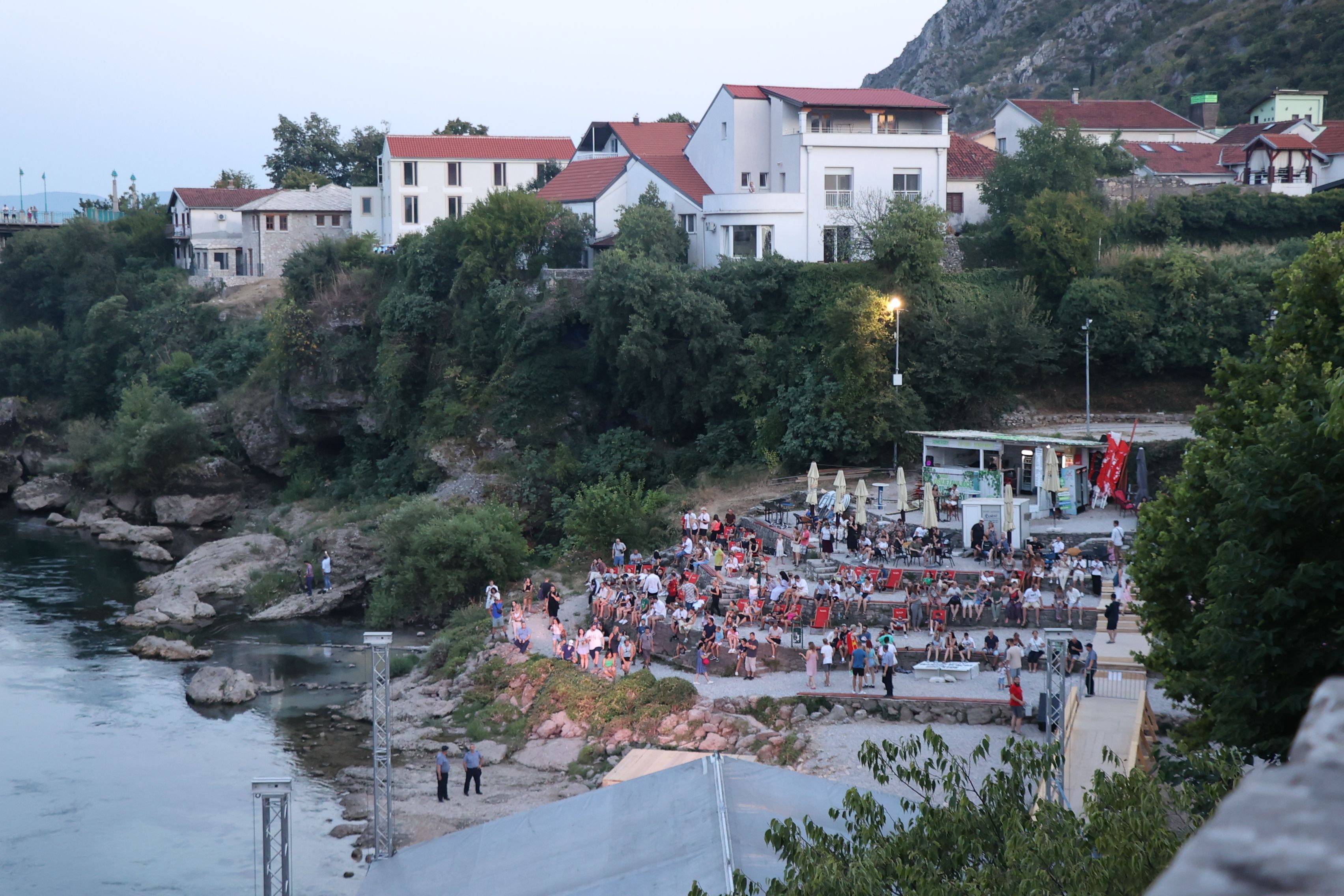 Uoči mirovne večere, koja se održava na terasi Centra za mir i multietničku saradnju Mostar, upriličen je performans 
