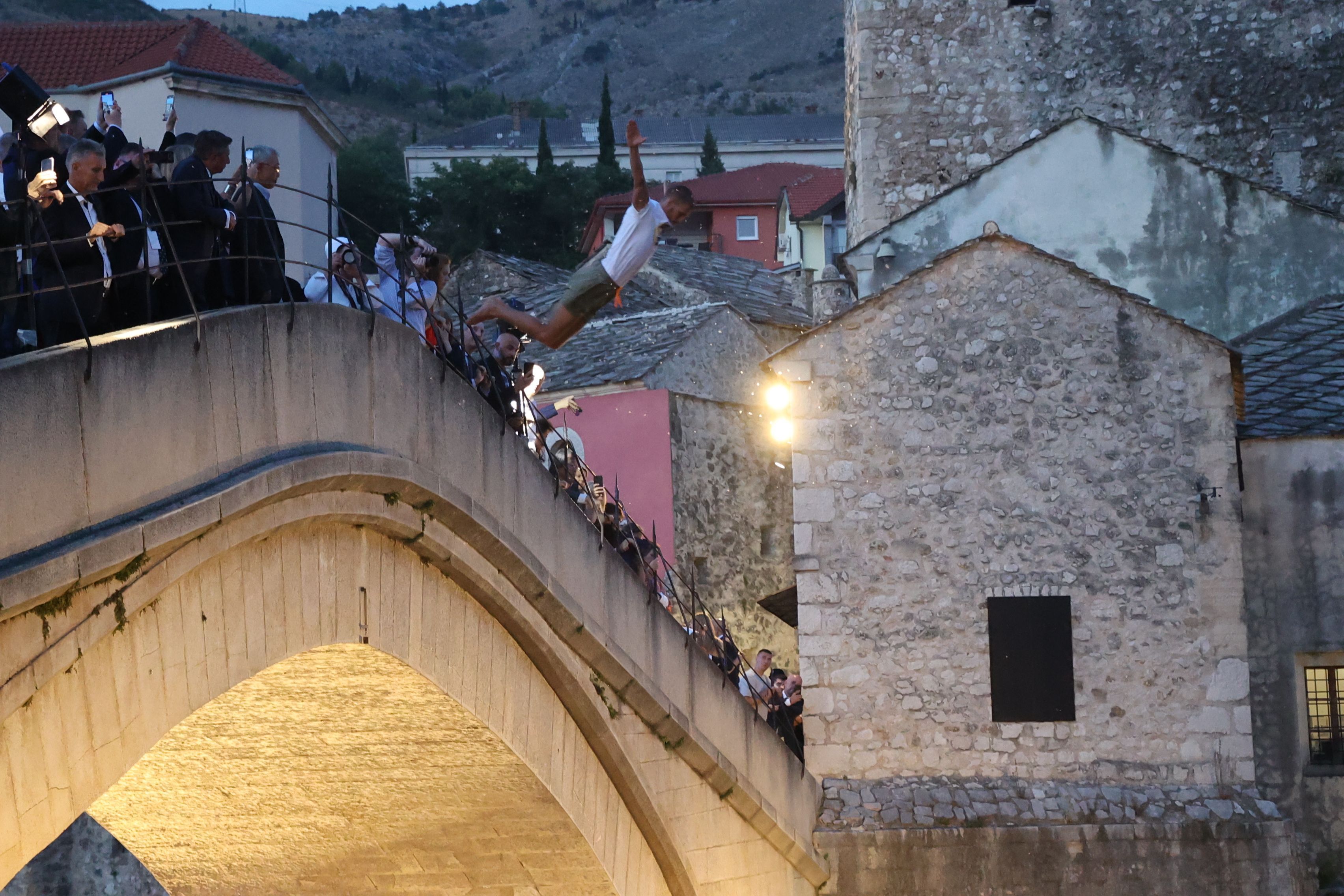 Uoči mirovne večere, koja se održava na terasi Centra za mir i multietničku saradnju Mostar, upriličen je performans 