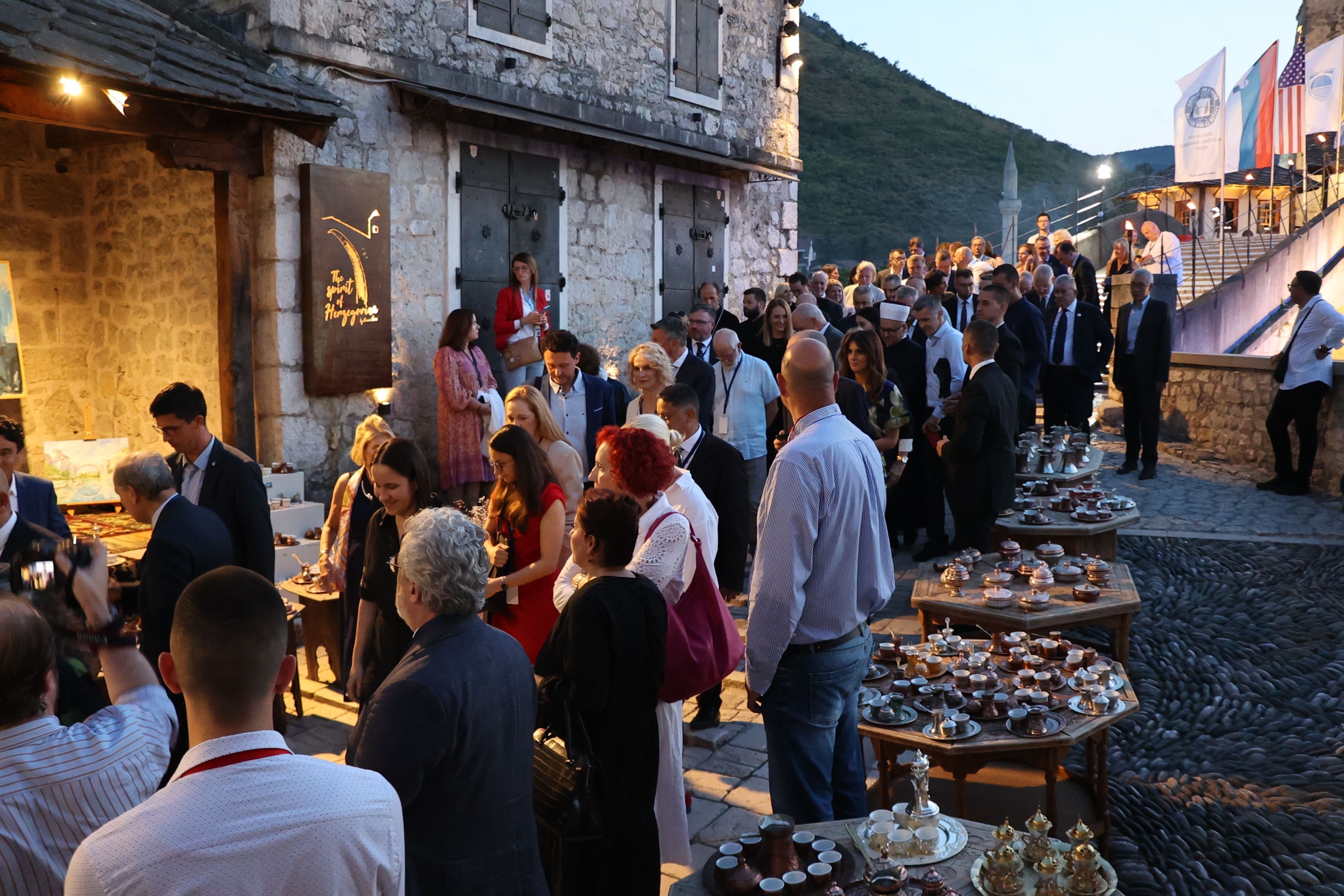 Uoči mirovne večere, koja se održava na terasi Centra za mir i multietničku saradnju Mostar, upriličen je performans 