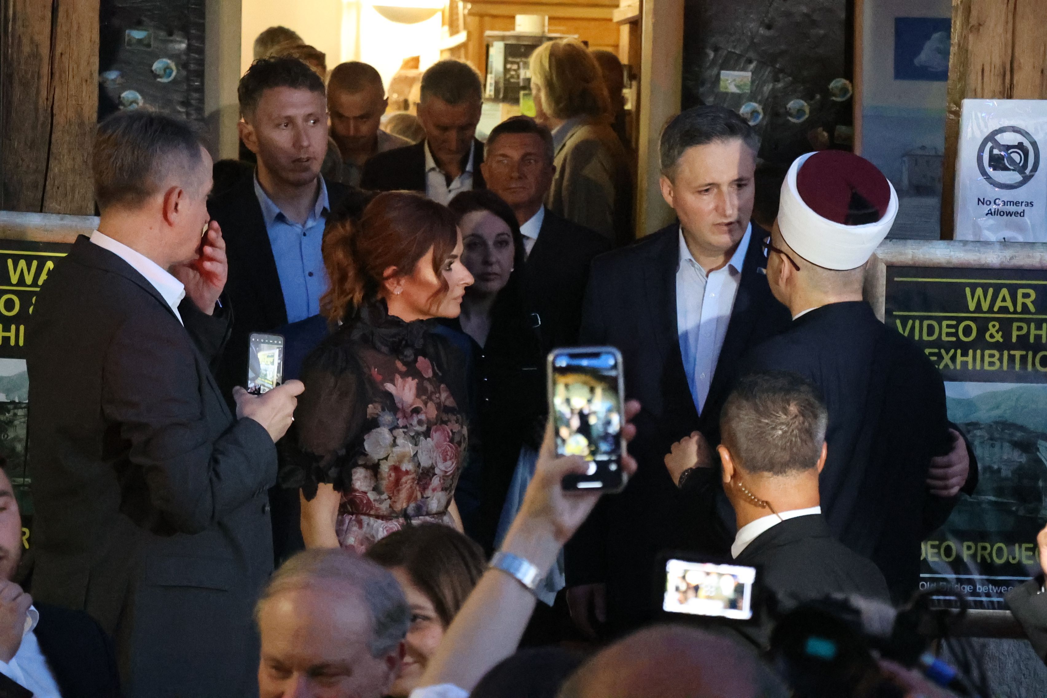 Uoči mirovne večere, koja se održava na terasi Centra za mir i multietničku saradnju Mostar, upriličen je performans 