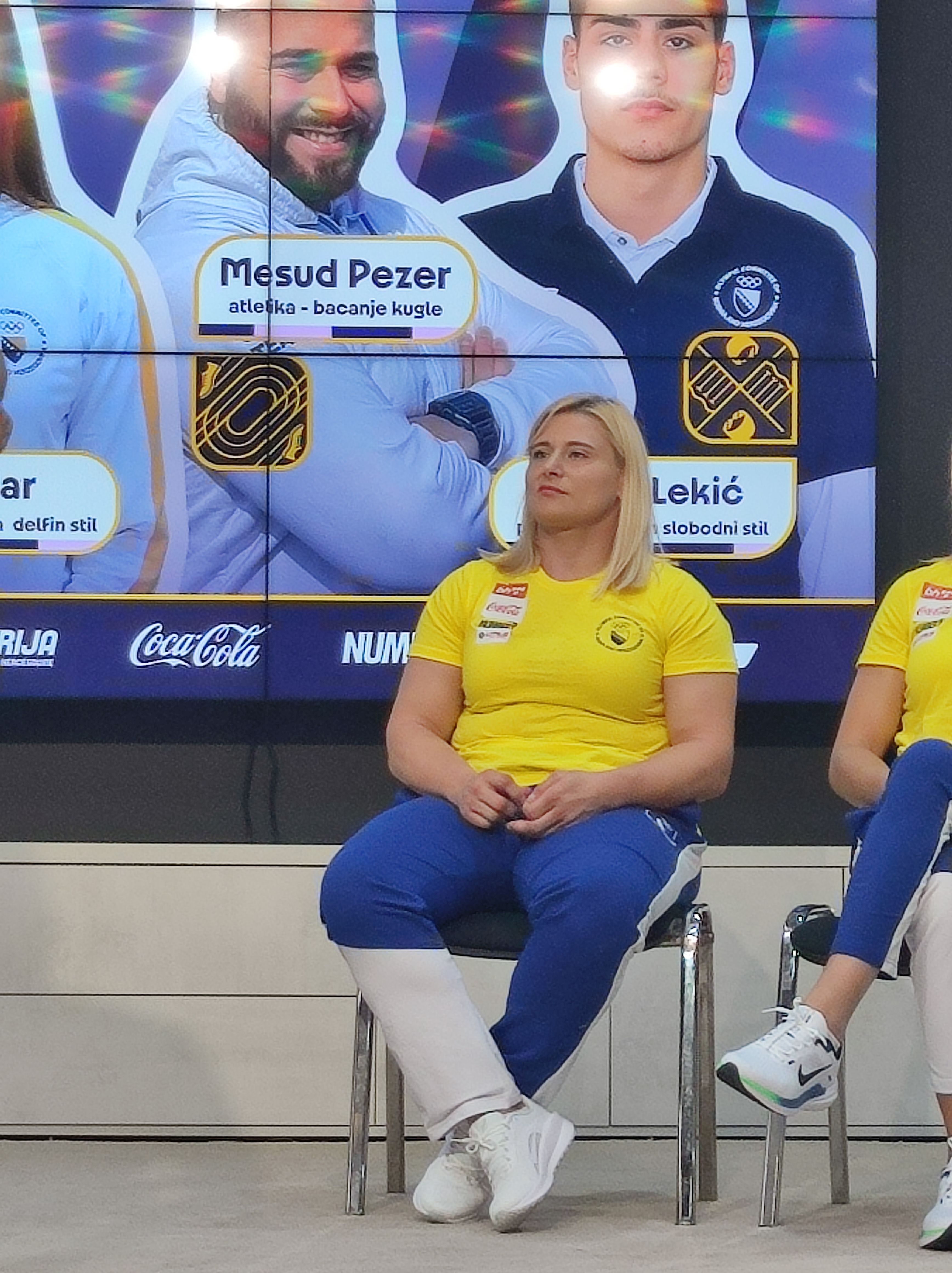 Na otvaranju Igara, zastavu će nositi Larisa Cerić i Mesud Pezer, dok će na zatvaranju zastavu ponijeti Lana Pudar