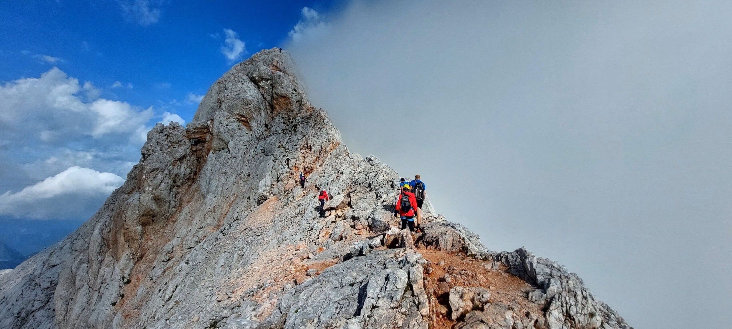 Triglav je najviši planinski vrh u Sloveniji i Julijskih Alpa - visok je 2.864 metra                