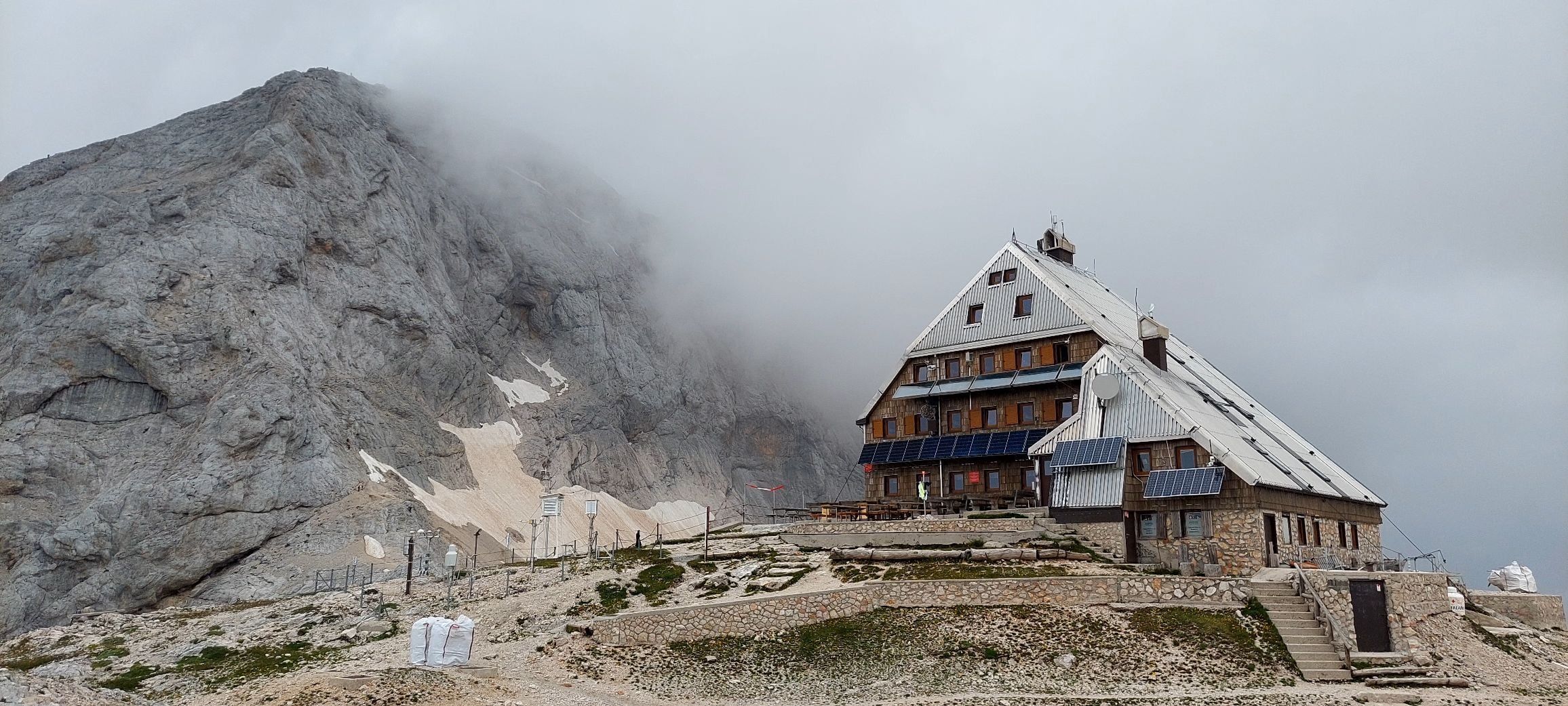 Triglav je najviši planinski vrh u Sloveniji i Julijskih Alpa - visok je 2.864 metra                