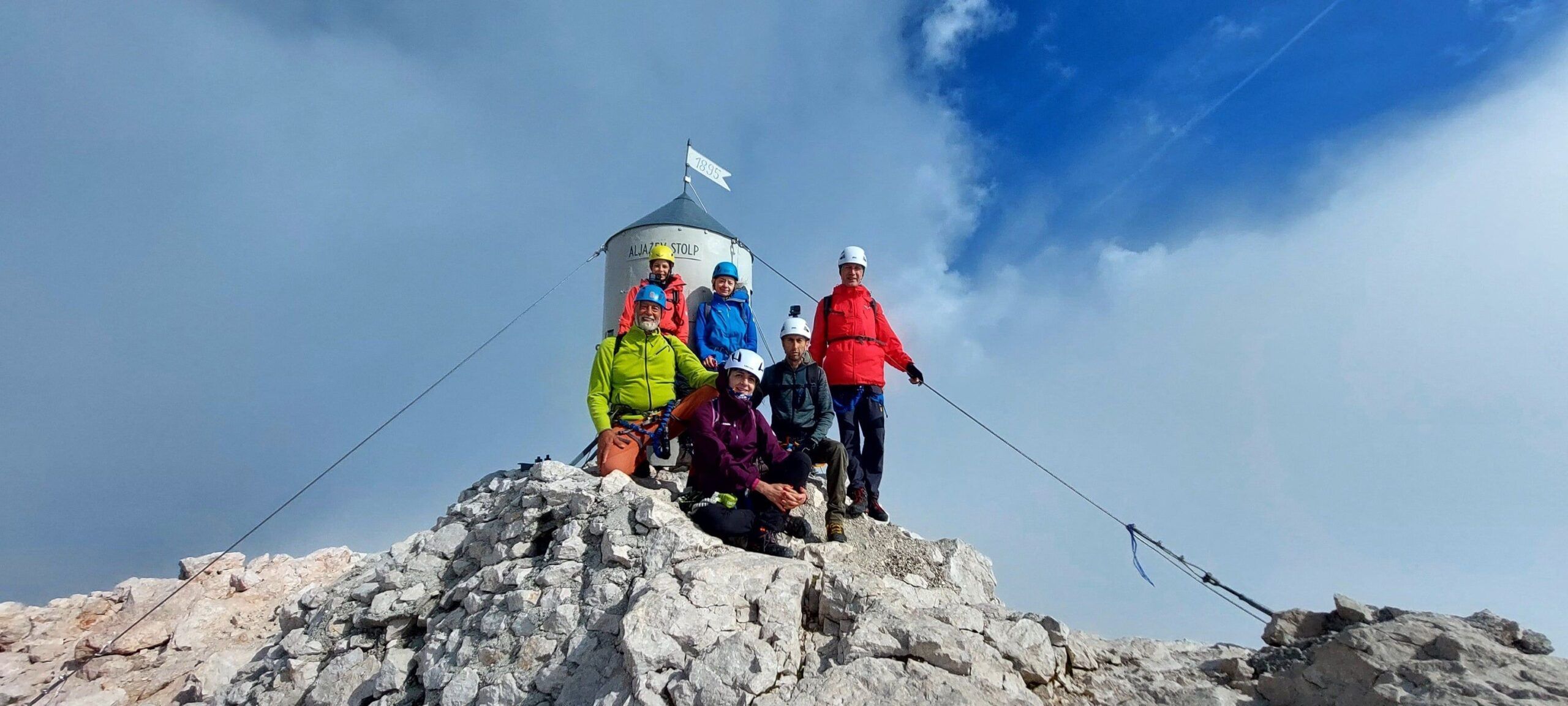 Triglav je najviši planinski vrh u Sloveniji i Julijskih Alpa - visok je 2.864 metra                