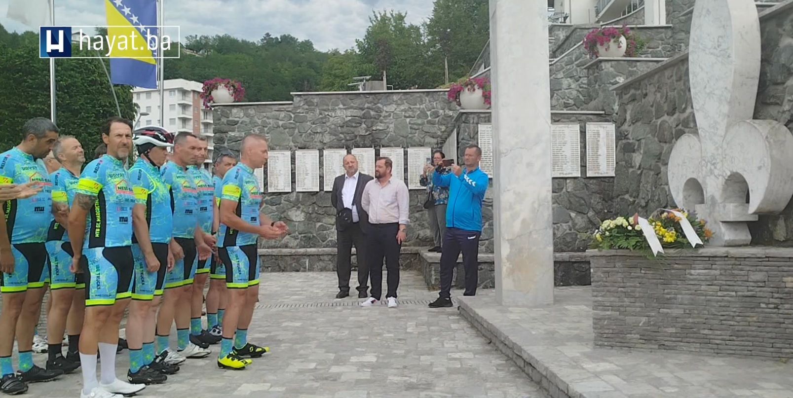 Položili cvijeće na šehidskom mezarju u Cazinu                                  