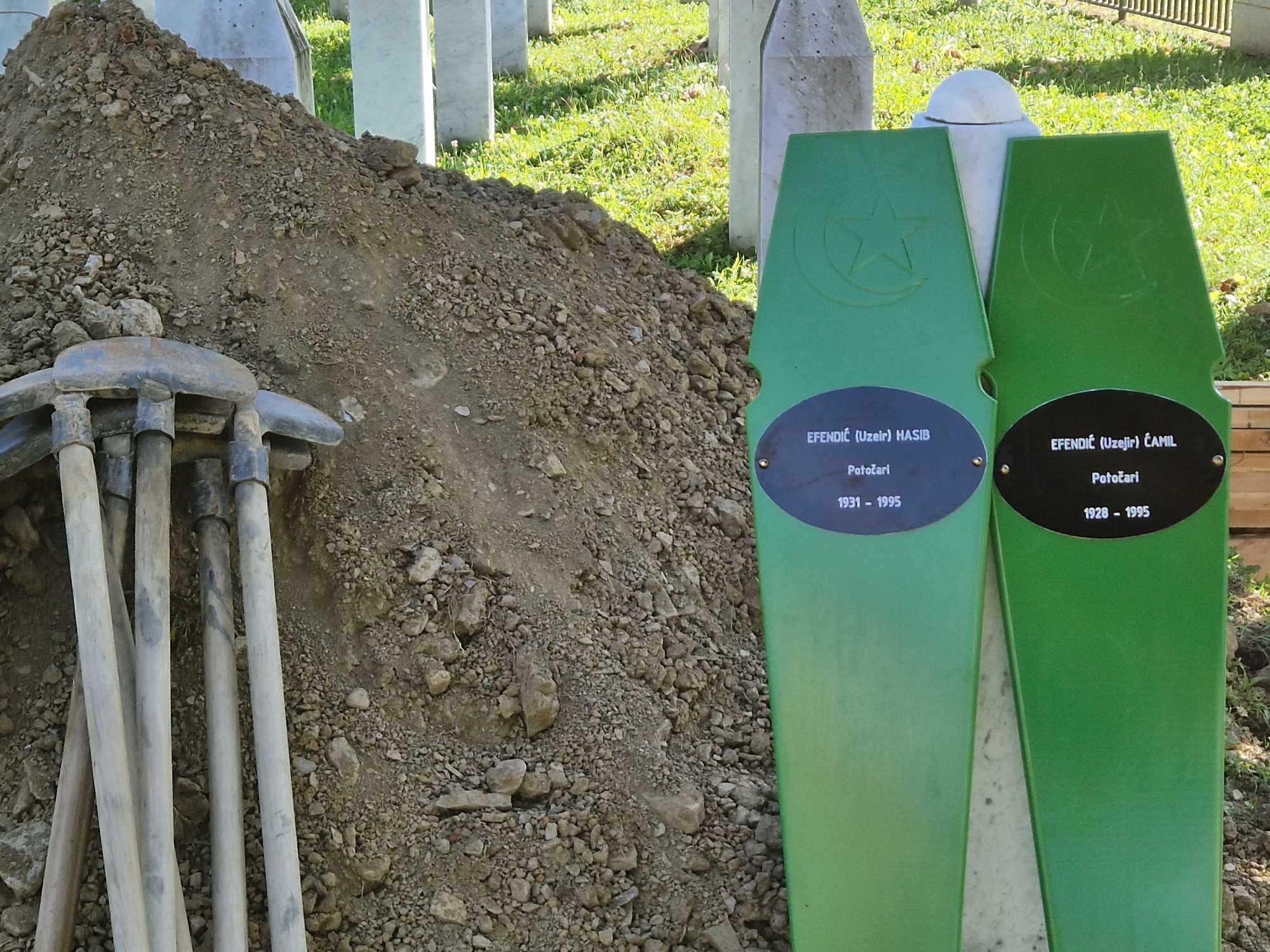 Radnici JKP “Gradska groblja” Visoko jutros su obavili posljednje pripreme za ukop identificiranih žrtava genocida