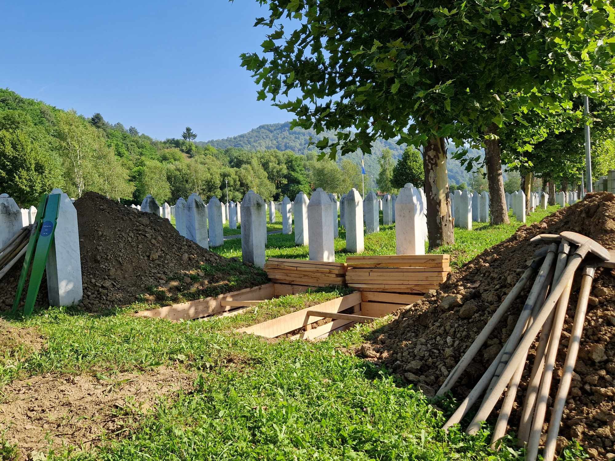 Radnici JKP “Gradska groblja” Visoko jutros su obavili posljednje pripreme za ukop identificiranih žrtava genocida