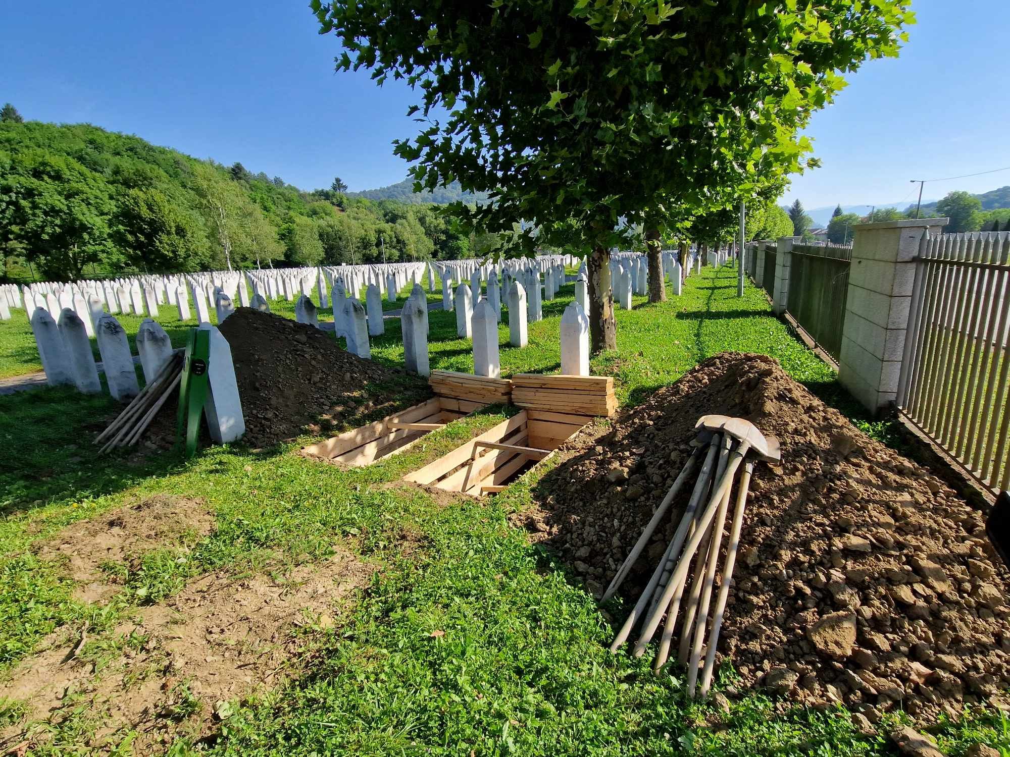 Radnici JKP “Gradska groblja” Visoko jutros su obavili posljednje pripreme za ukop identificiranih žrtava genocida