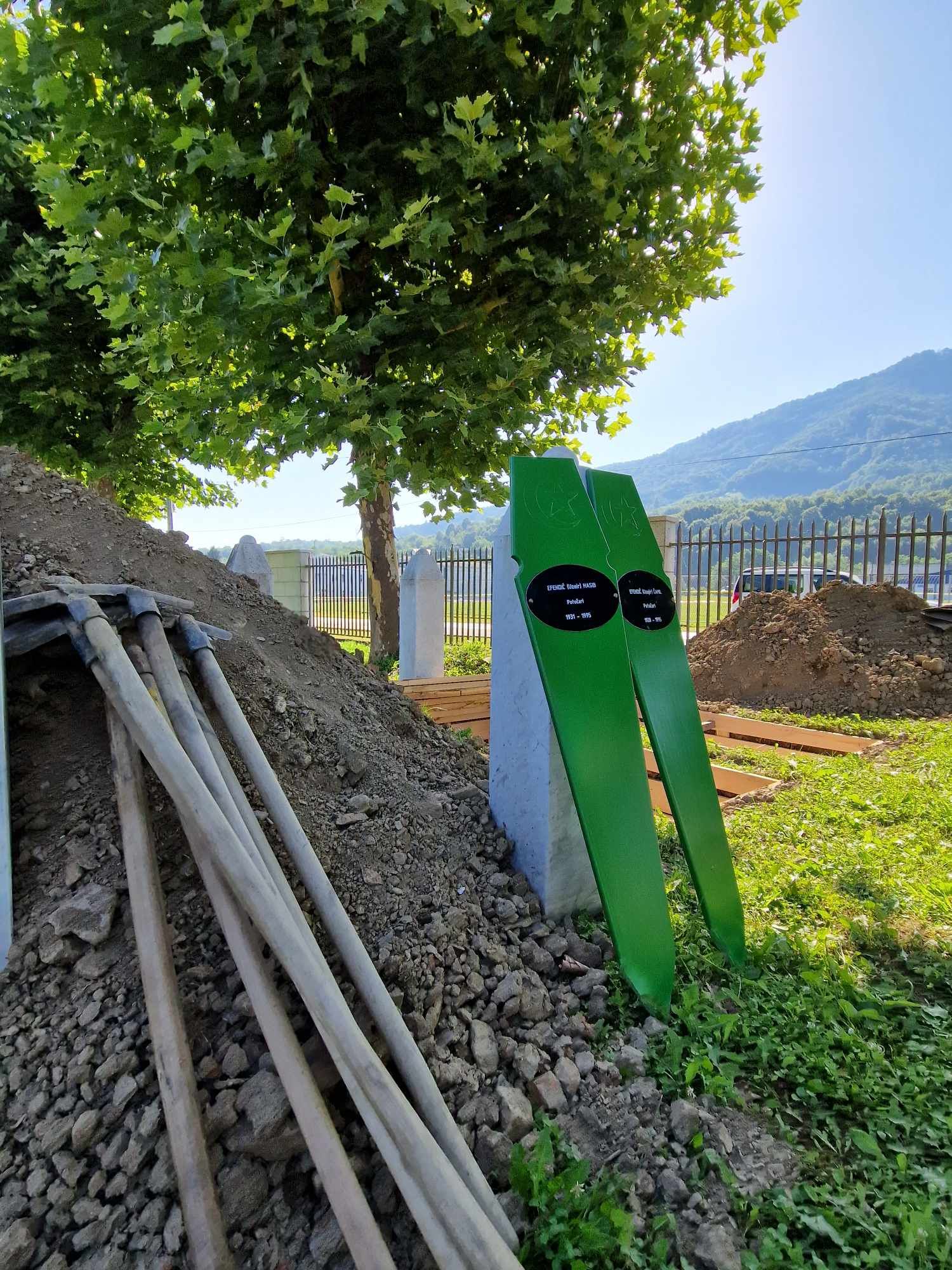 Radnici JKP “Gradska groblja” Visoko jutros su obavili posljednje pripreme za ukop identificiranih žrtava genocida