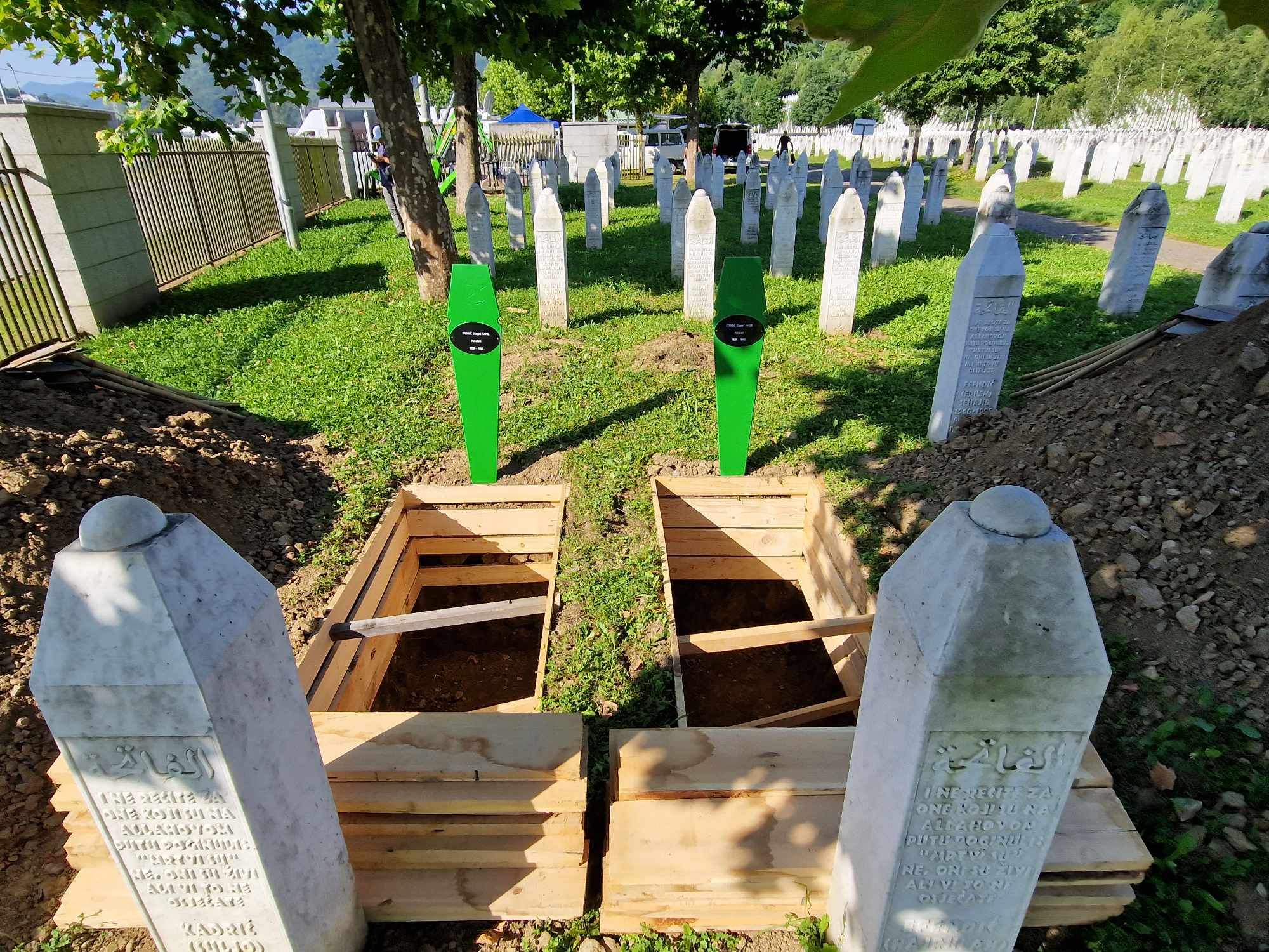 Radnici JKP “Gradska groblja” Visoko jutros su obavili posljednje pripreme za ukop identificiranih žrtava genocida