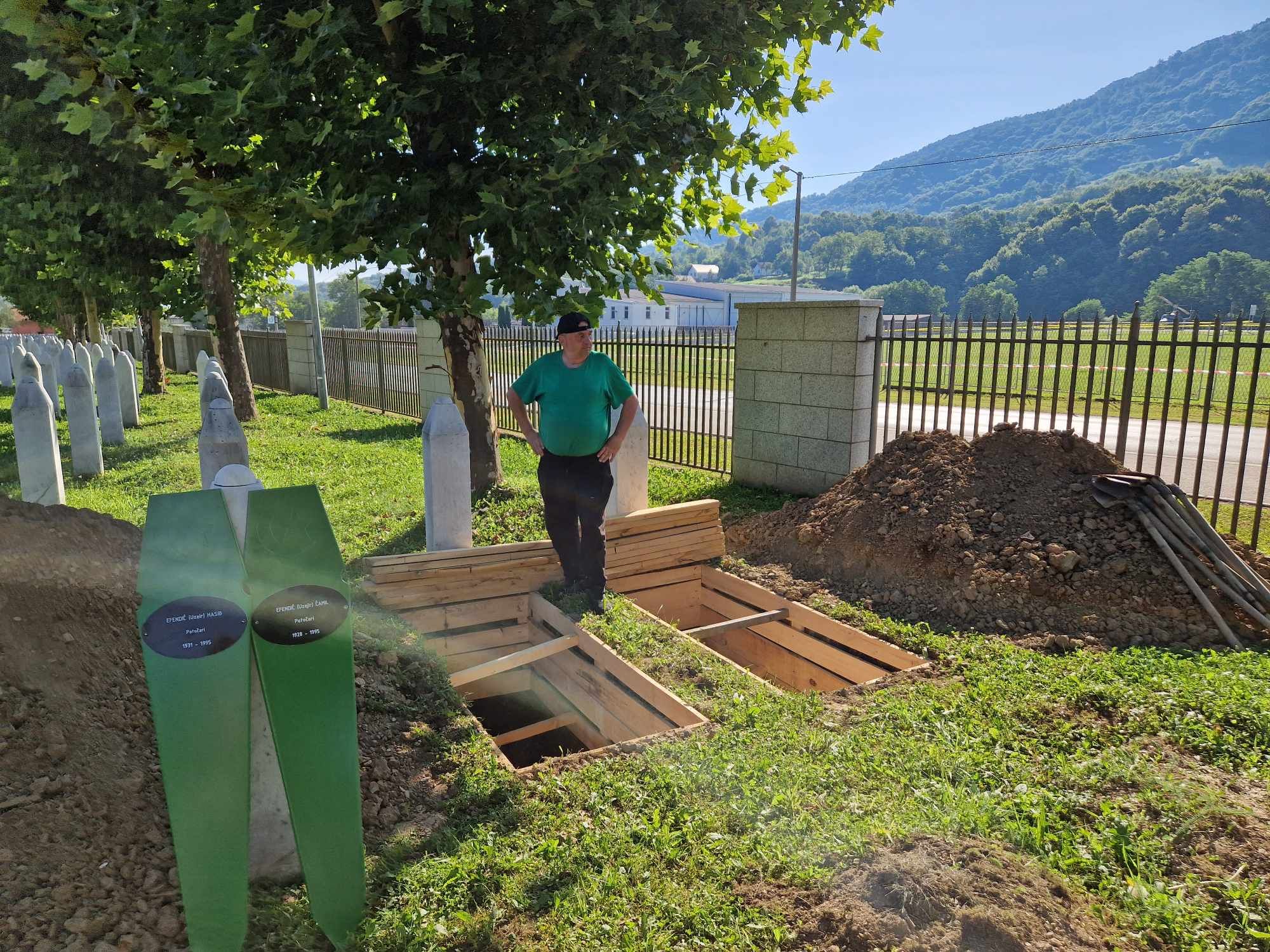 Radnici JKP “Gradska groblja” Visoko jutros su obavili posljednje pripreme za ukop identificiranih žrtava genocida
