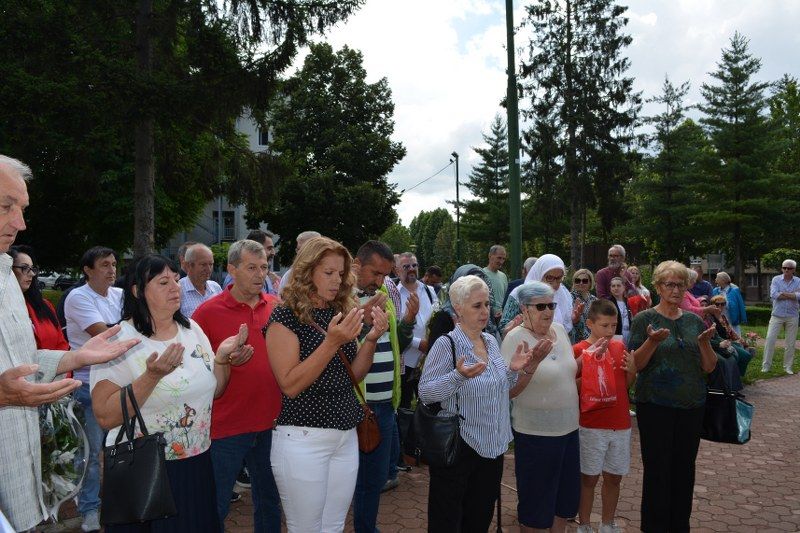Odata je počast nevino stradalim civilima od agresorske granate 3. jula 1992. godine, dok su brali trešnje