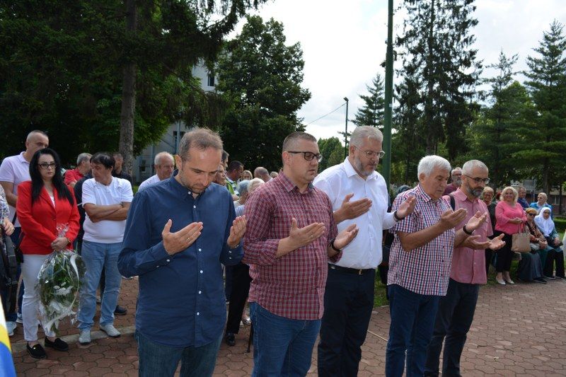 Odata je počast nevino stradalim civilima od agresorske granate 3. jula 1992. godine, dok su brali trešnje
