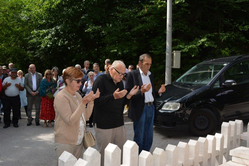 Odata je počast nevino stradalim civilima od agresorske granate 3. jula 1992. godine, dok su brali trešnje