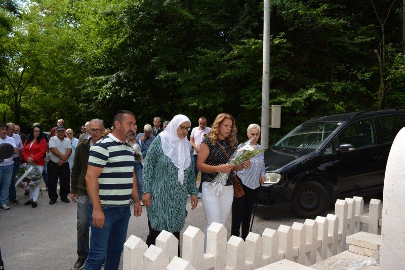 Odata je počast nevino stradalim civilima od agresorske granate 3. jula 1992. godine, dok su brali trešnje