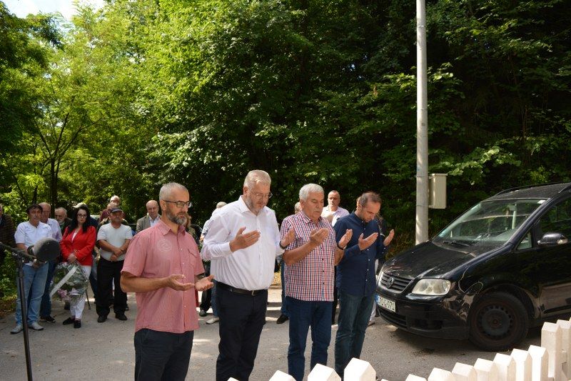 Odata je počast nevino stradalim civilima od agresorske granate 3. jula 1992. godine, dok su brali trešnje