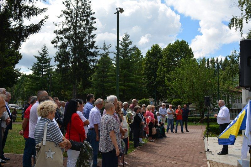 Odata je počast nevino stradalim civilima od agresorske granate 3. jula 1992. godine, dok su brali trešnje