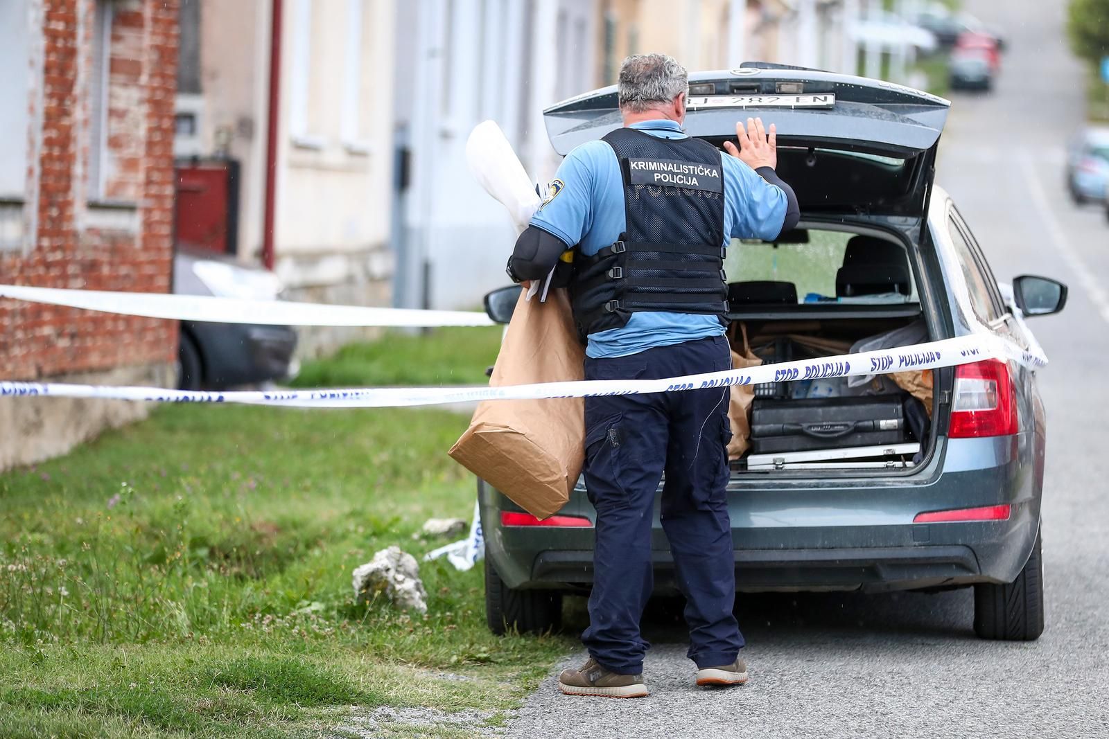 Ubica je, prema još nepotvrđenim informacijama, u dom za starije došao s objašnjenjem da želi platiti račun za majku