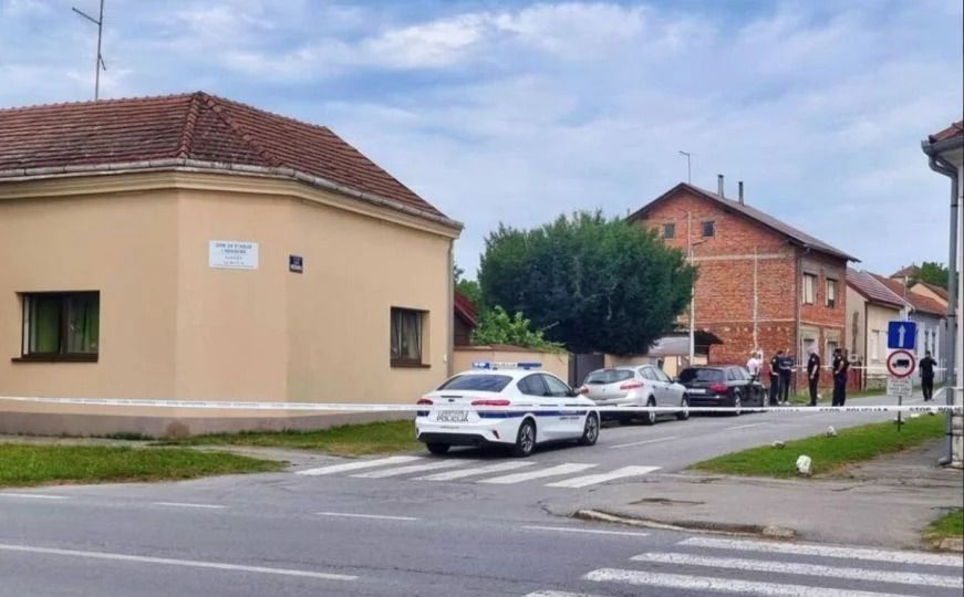 Navodno je sjeo i naručio piće, a pištolj je stavio na stol                                  