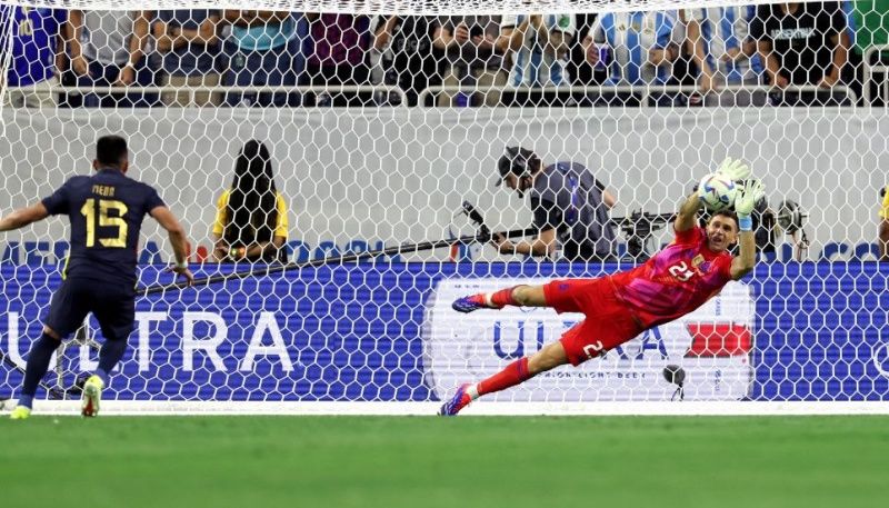 Dibu Martinez je odbranio dva udarca i bacio navijače Argentine u trans.