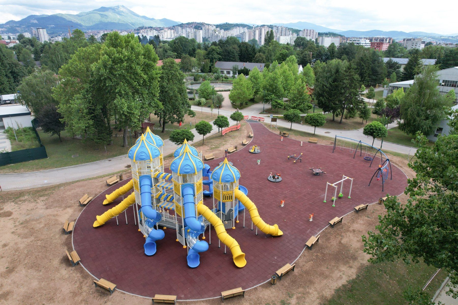 Svečano otvaranje igrališta, uz prigodan program i zabavu za djecu, planirano je u petak, 26.07.2024. godine, u 19 sati