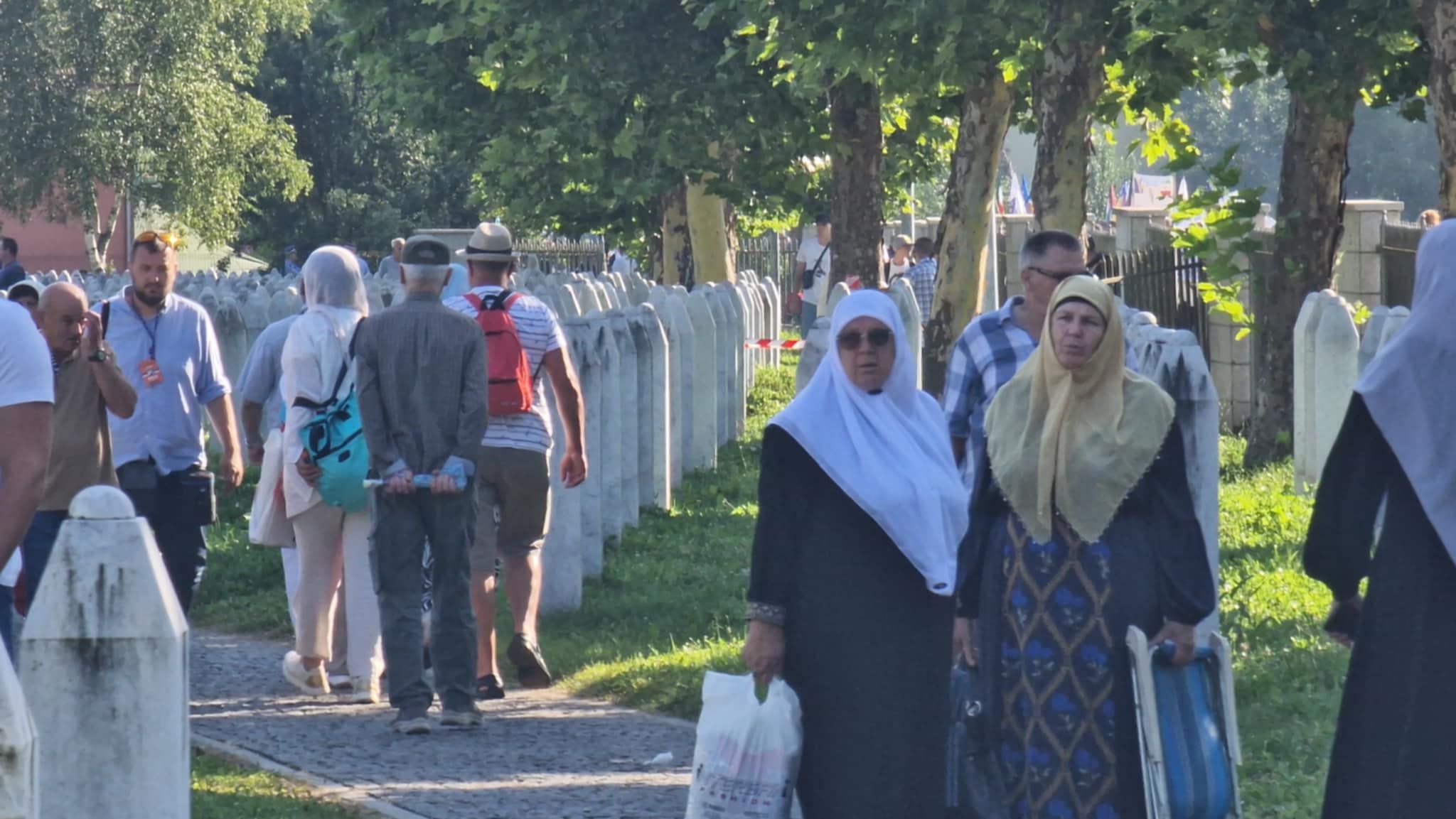 Prije kolektivne dženaze, obilaze mezare ubijenih u dolini bijelih nišana