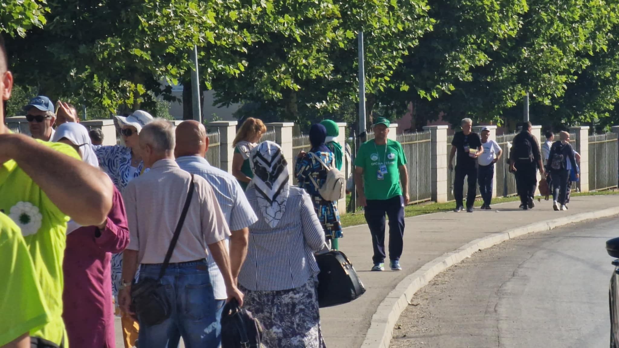 Prije kolektivne dženaze, obilaze mezare ubijenih u dolini bijelih nišana