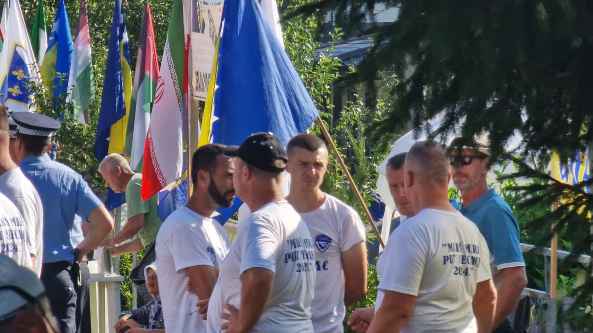 Porodice od jutarnjih sati pristižu u Potočare
