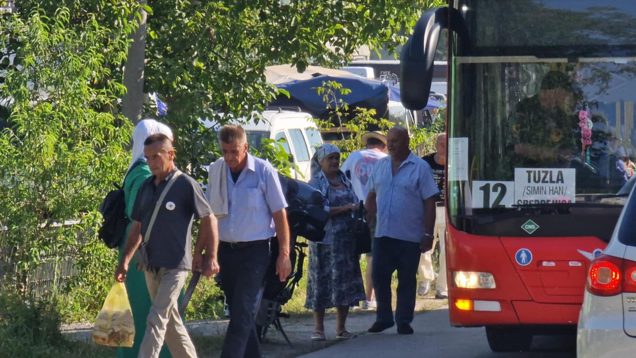 Prije kolektivne dženaze, obilaze mezare ubijenih u dolini bijelih nišana