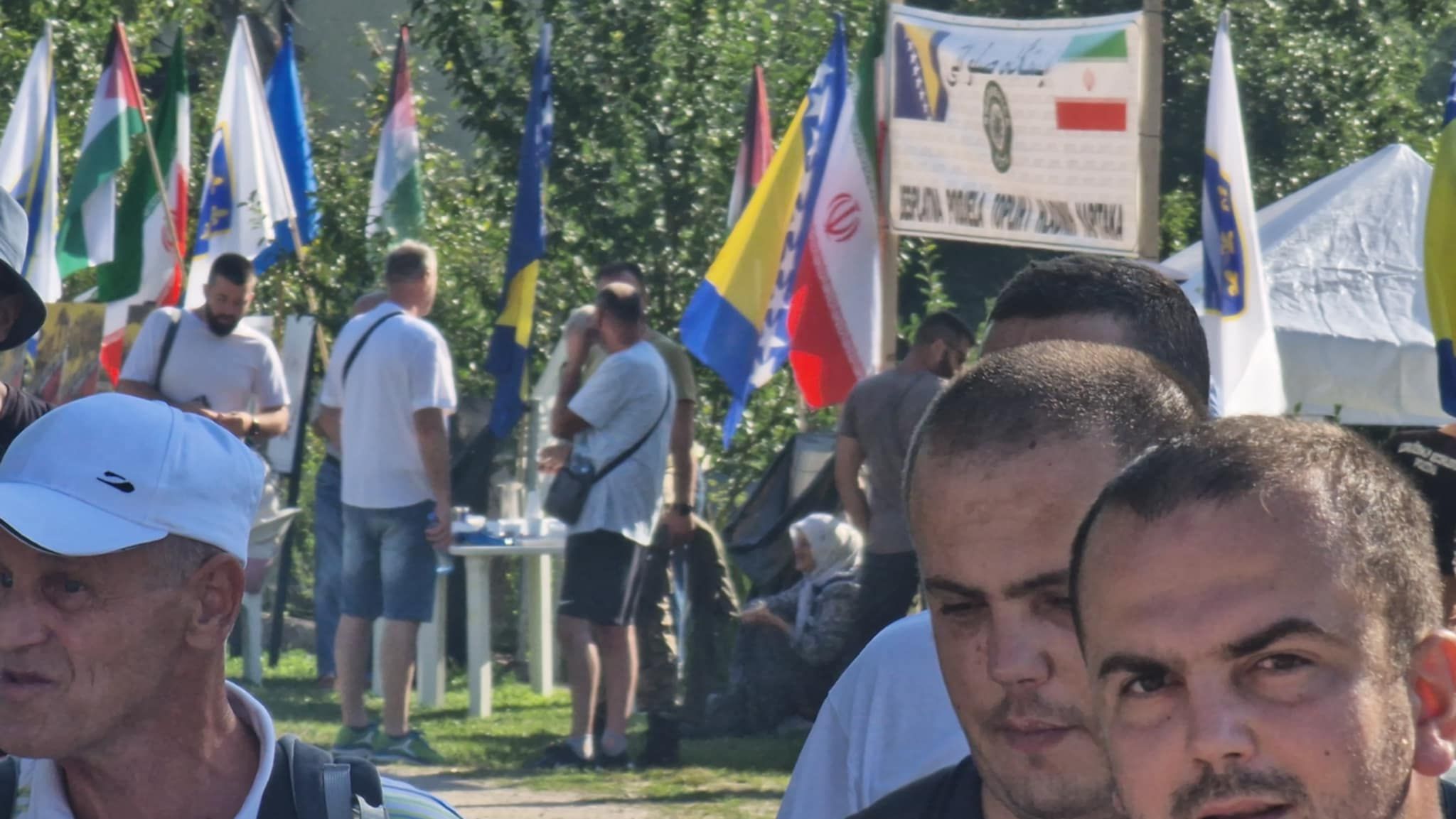 Prije kolektivne dženaze, obilaze mezare ubijenih u dolini bijelih nišana
