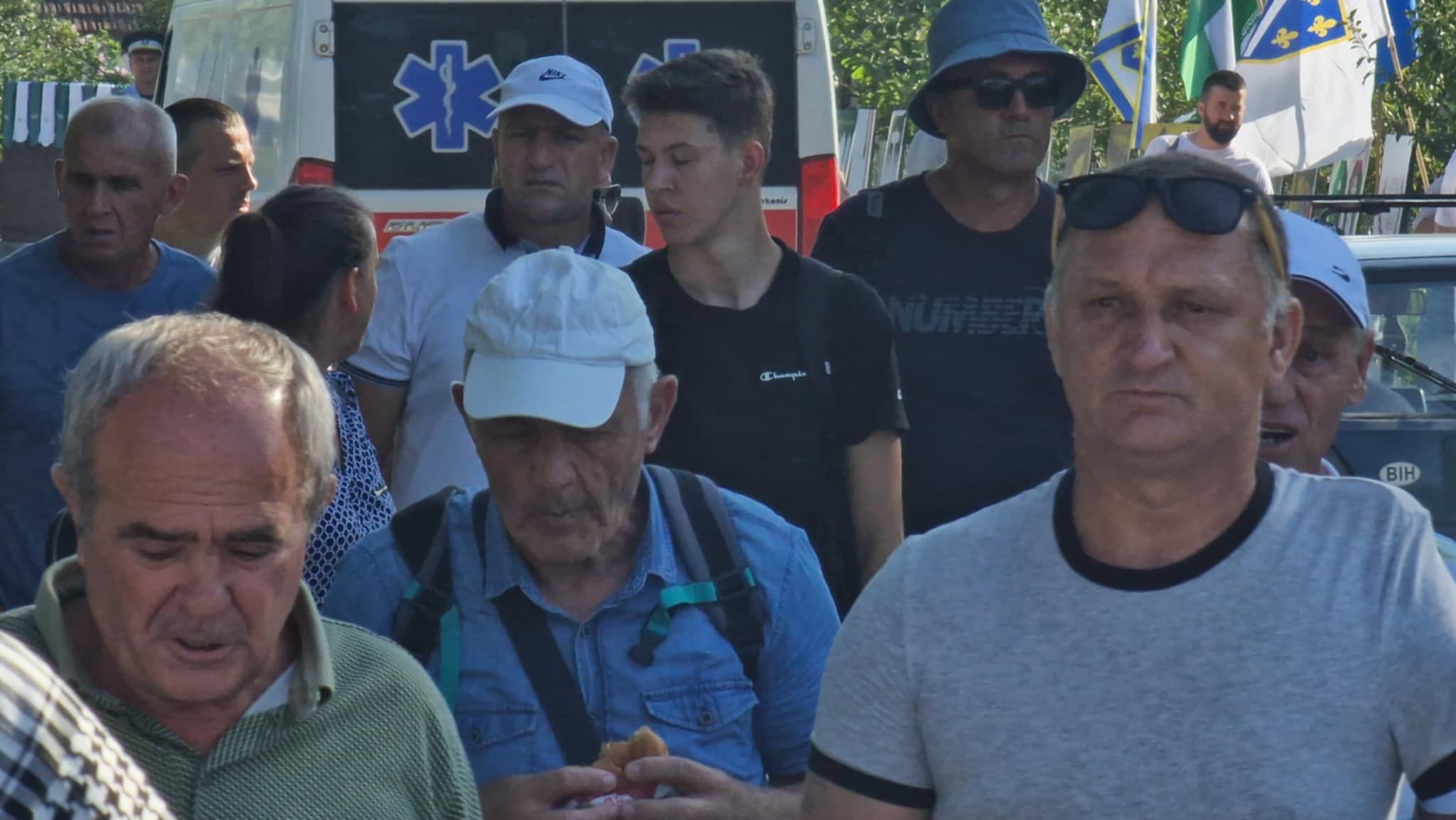 Porodice od jutarnjih sati pristižu u Potočare
