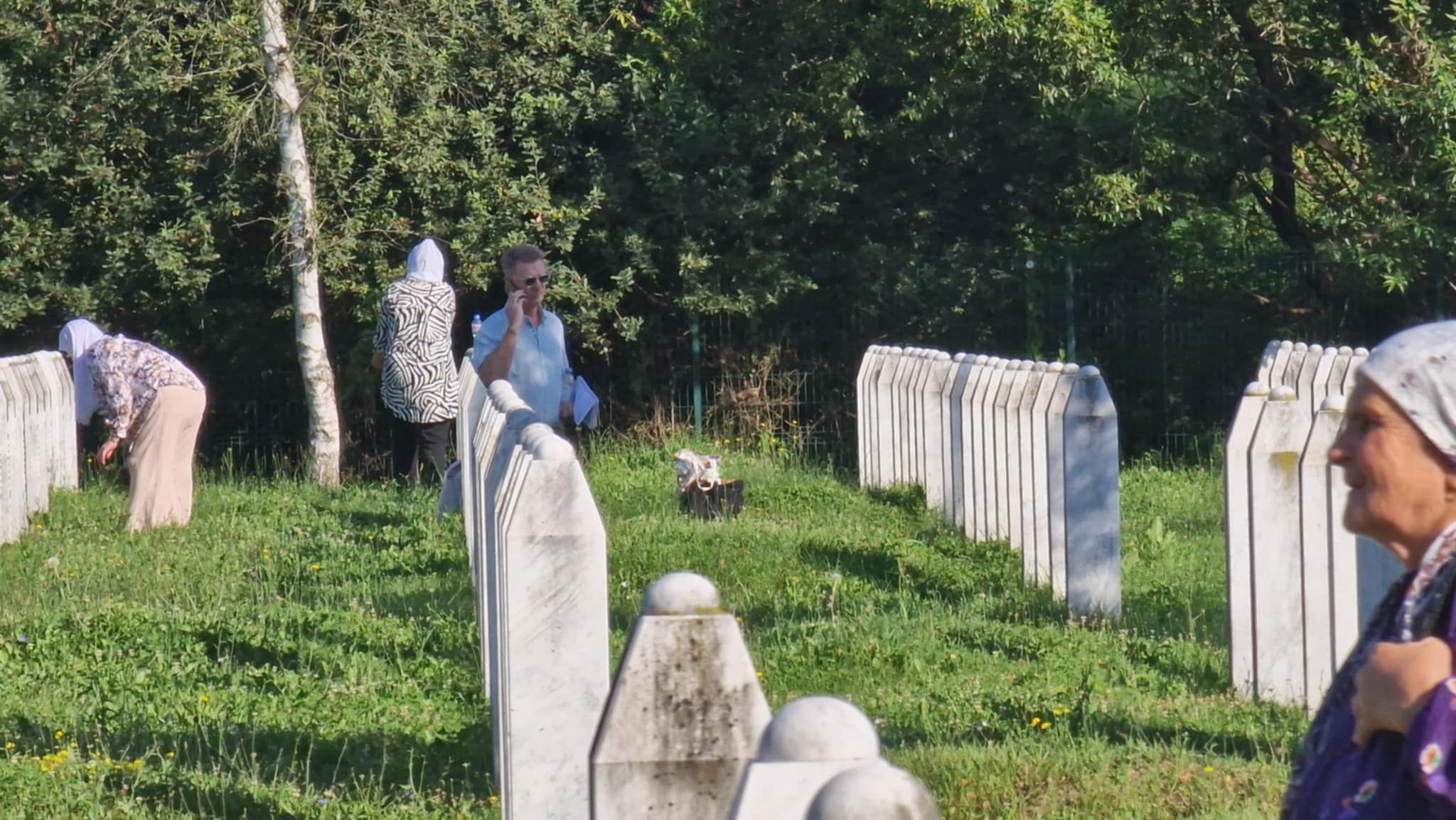 Porodice od jutarnjih sati pristižu u Potočare