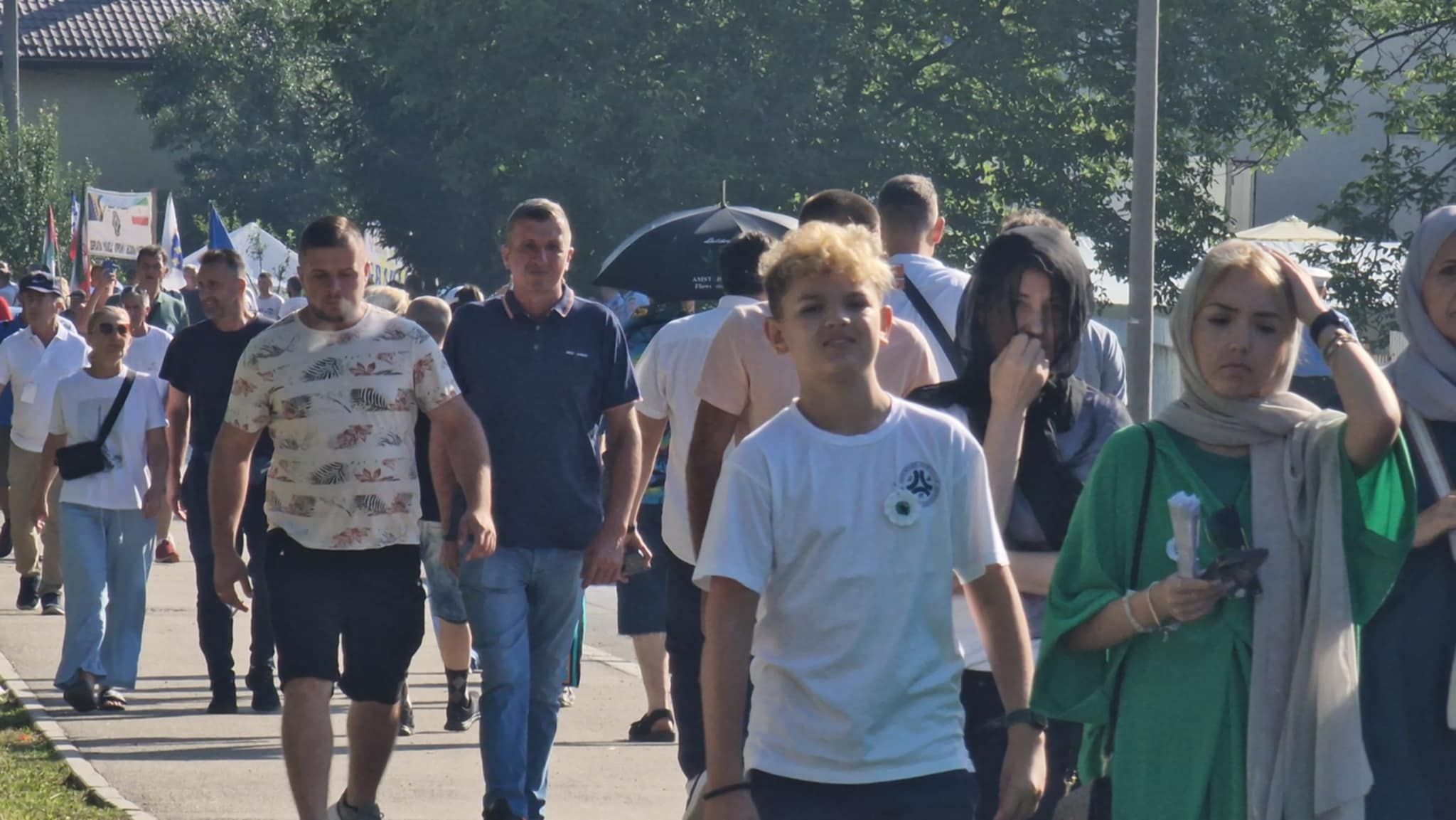 Prije kolektivne dženaze, obilaze mezare ubijenih u dolini bijelih nišana