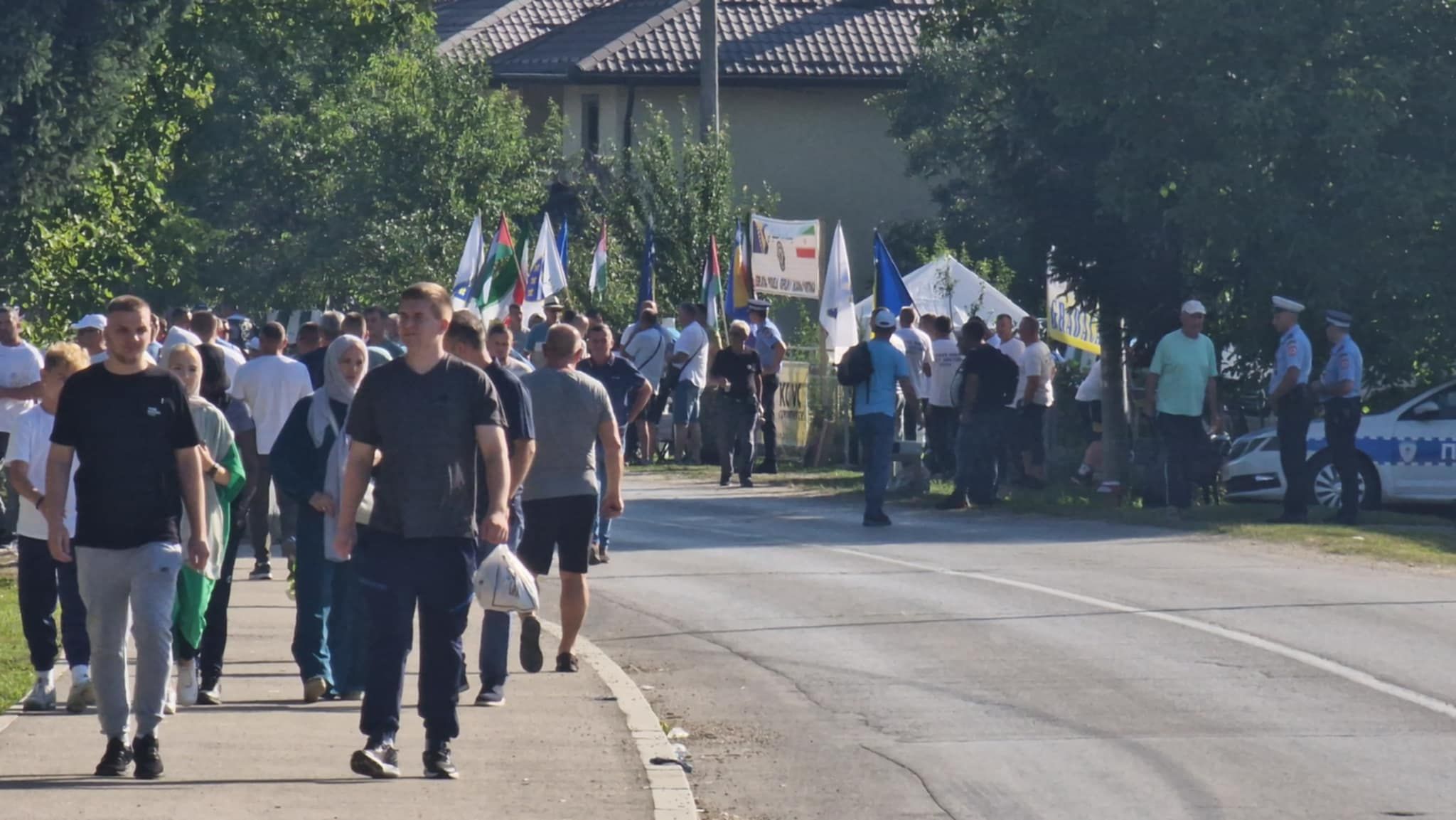 Prije kolektivne dženaze, obilaze mezare ubijenih u dolini bijelih nišana