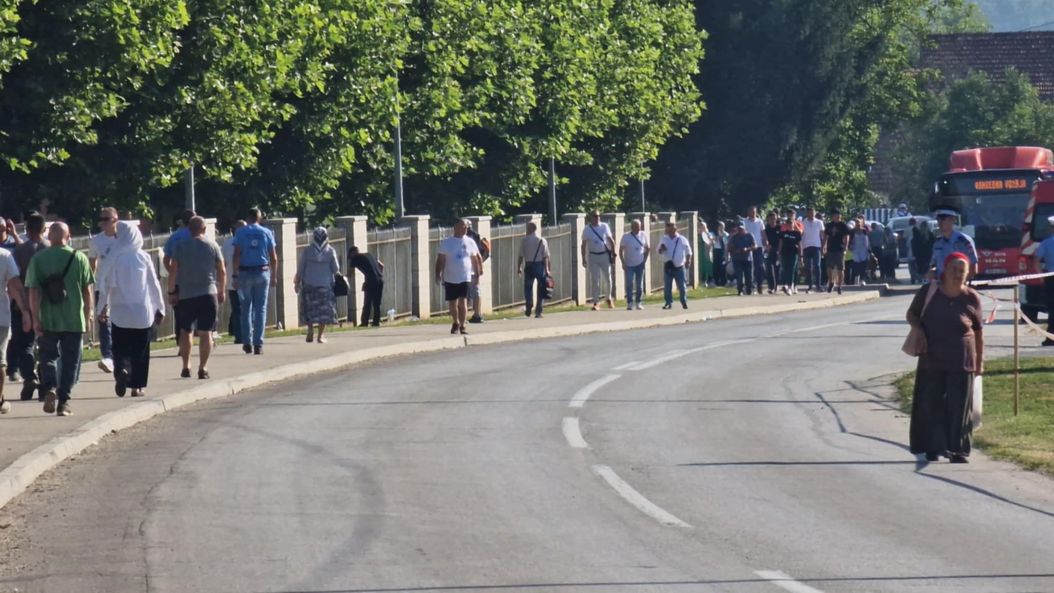 Porodice od jutarnjih sati pristižu u Potočare