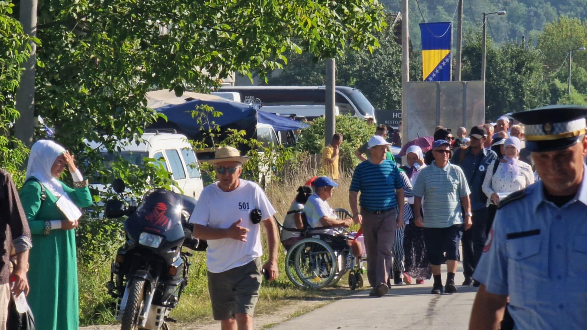 Prije kolektivne dženaze, obilaze mezare ubijenih u dolini bijelih nišana