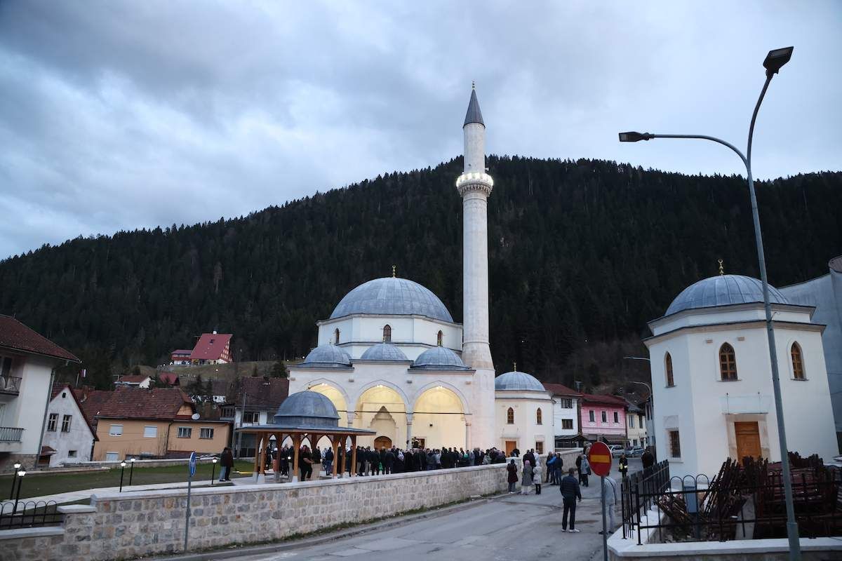 Kroz historiju je doživljavala sudbinu ostalih džamija u BiH, a posljednji put potpuno je srušena 8. juna 1992. godine.