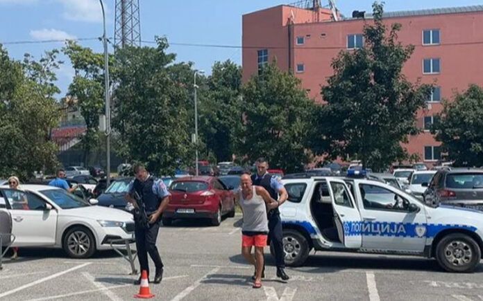 Prilikom pretresa, policija je pronašla oko 8.000 KM u različitim valutama i apoenima, mobilne telefone i druge predmete povezane s izvršenjem krivičnih djela.