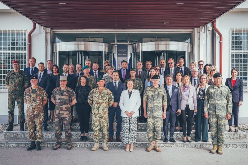 Članovi delegacije odali su počast onima koji su izgubili živote tokom mirovne misije u Bosni i Hercegovini