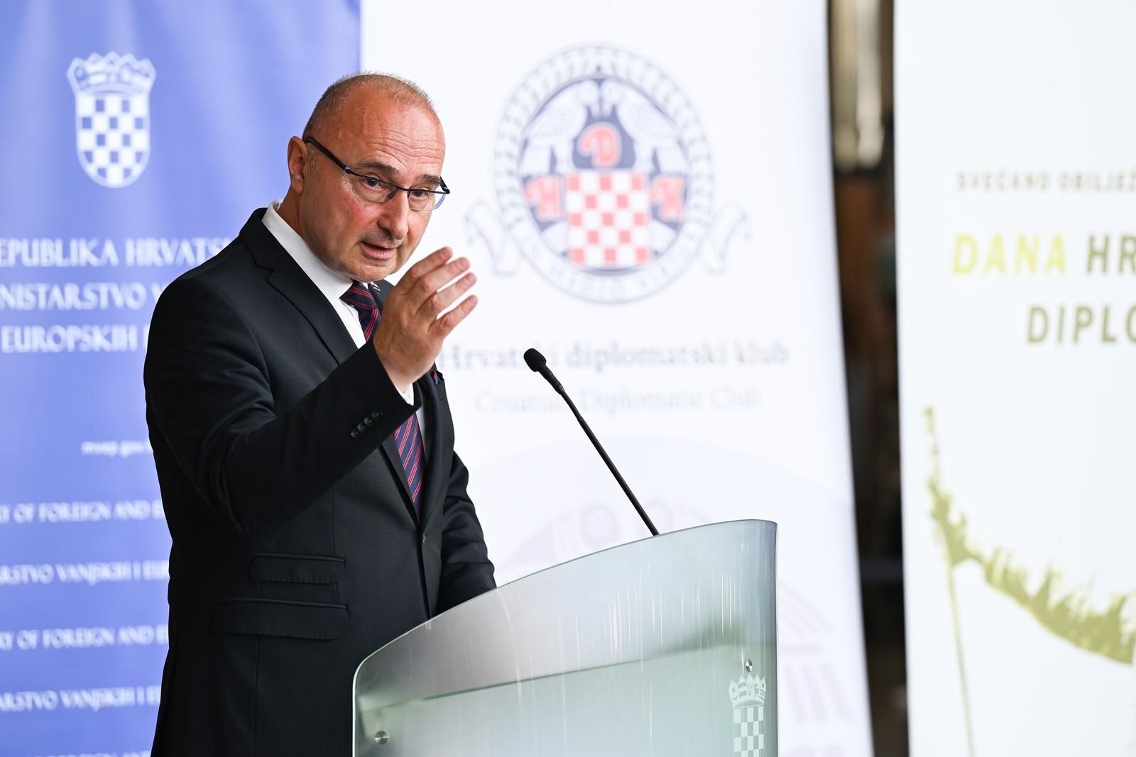 U oštrom odgovoru na donošenje rezolucije hrvatsko Ministarstvo vanjskih i evropskih poslova navelo je da će usvajanje rezolucije usporiti crnogorsku integraciju u EU