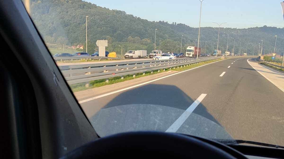 Na autoputu izgorio kamion: Saobraćaj potpuno obustavljen